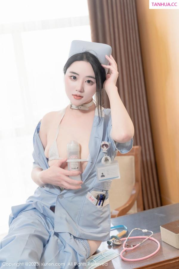   [XiuRen]高清写真图 2023.06.07 No.6868 汐汐爱吃草莓 护士服美臀第14张图片
